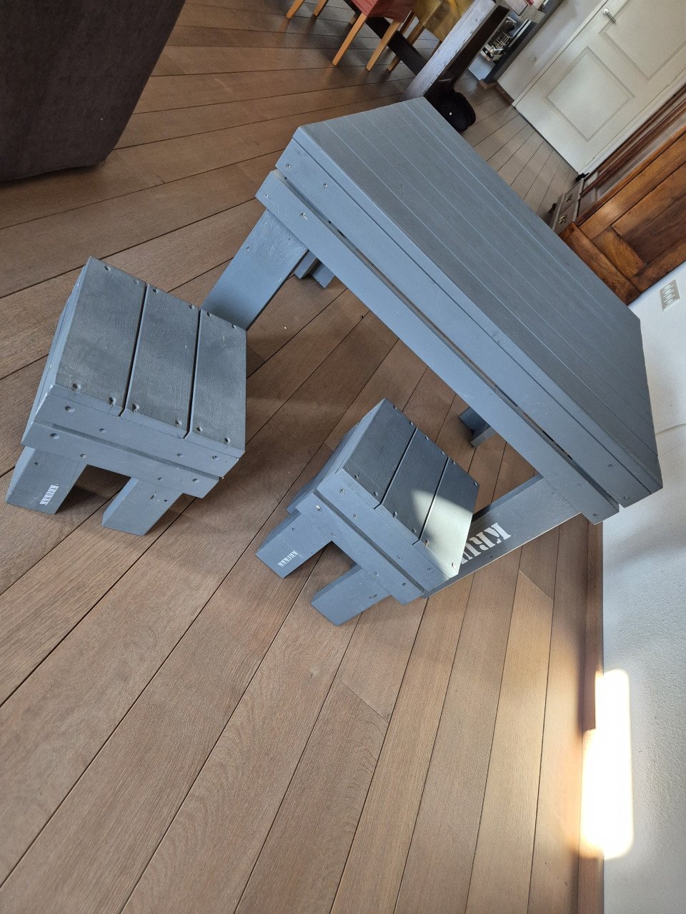 Leuk kindertafeltje of als hippe Salontafel