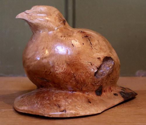 Plataanhout gesculpteerde patrijs