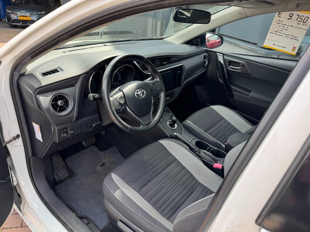 Toyota Auris 1.8 hybrid lease pro