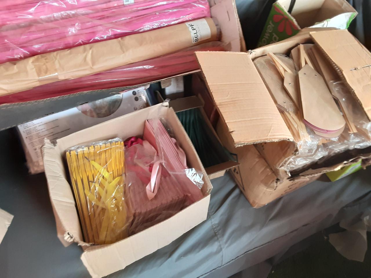 Heel veel verpakkingsmateriaal  en kado tasjes ook veel hartjes op stokjes