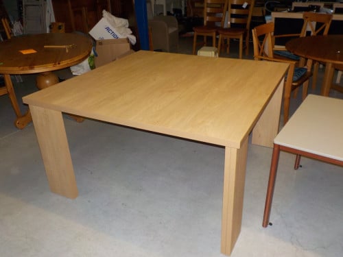 Mooie kwaliteit blank eiken eettafel 140 x 140 cm in zeer goede staat
