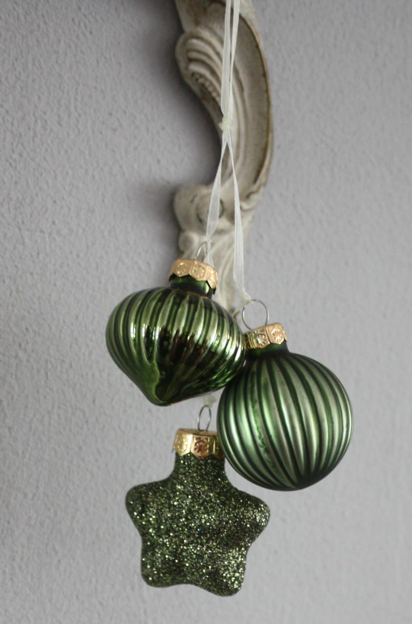 Set van 2 groene kerst slingers met glazen ballen