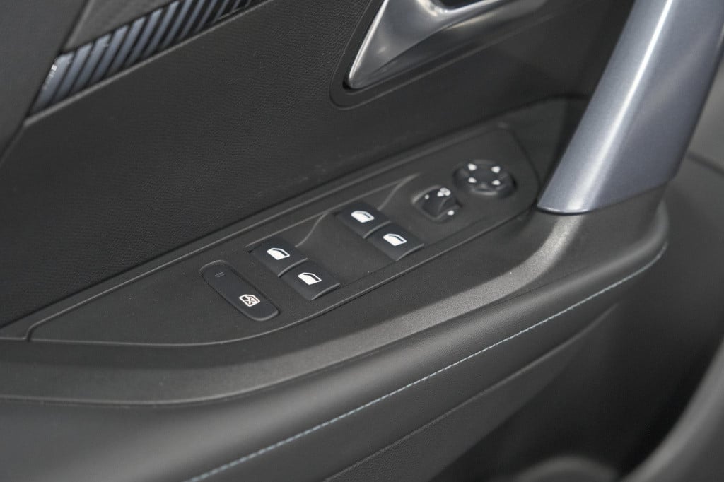Peugeot 2008 puretech 100 allure | camera | navigatie | apple carplay | par