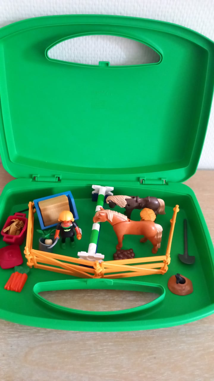 Playmobil paardjes in bewaarbox