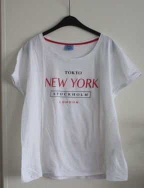 T-shirt  creme et rode tekst  maat xl