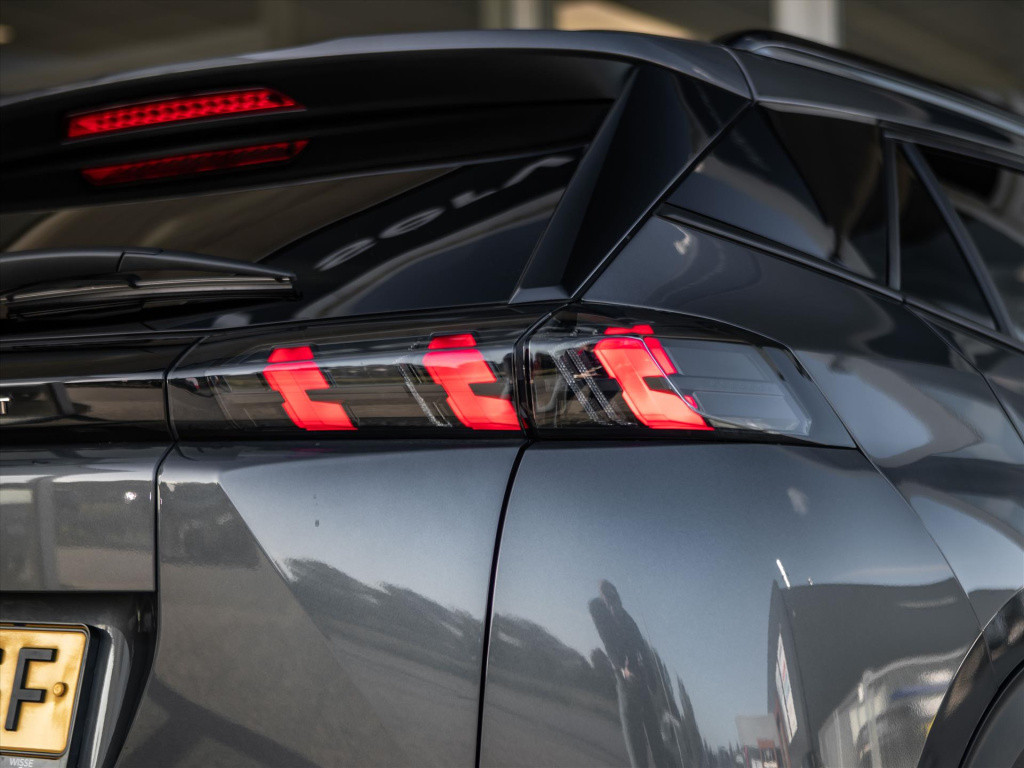 Peugeot 2008 1.2 puretech 130pk allure pack | navigatie | trekhaak | camera