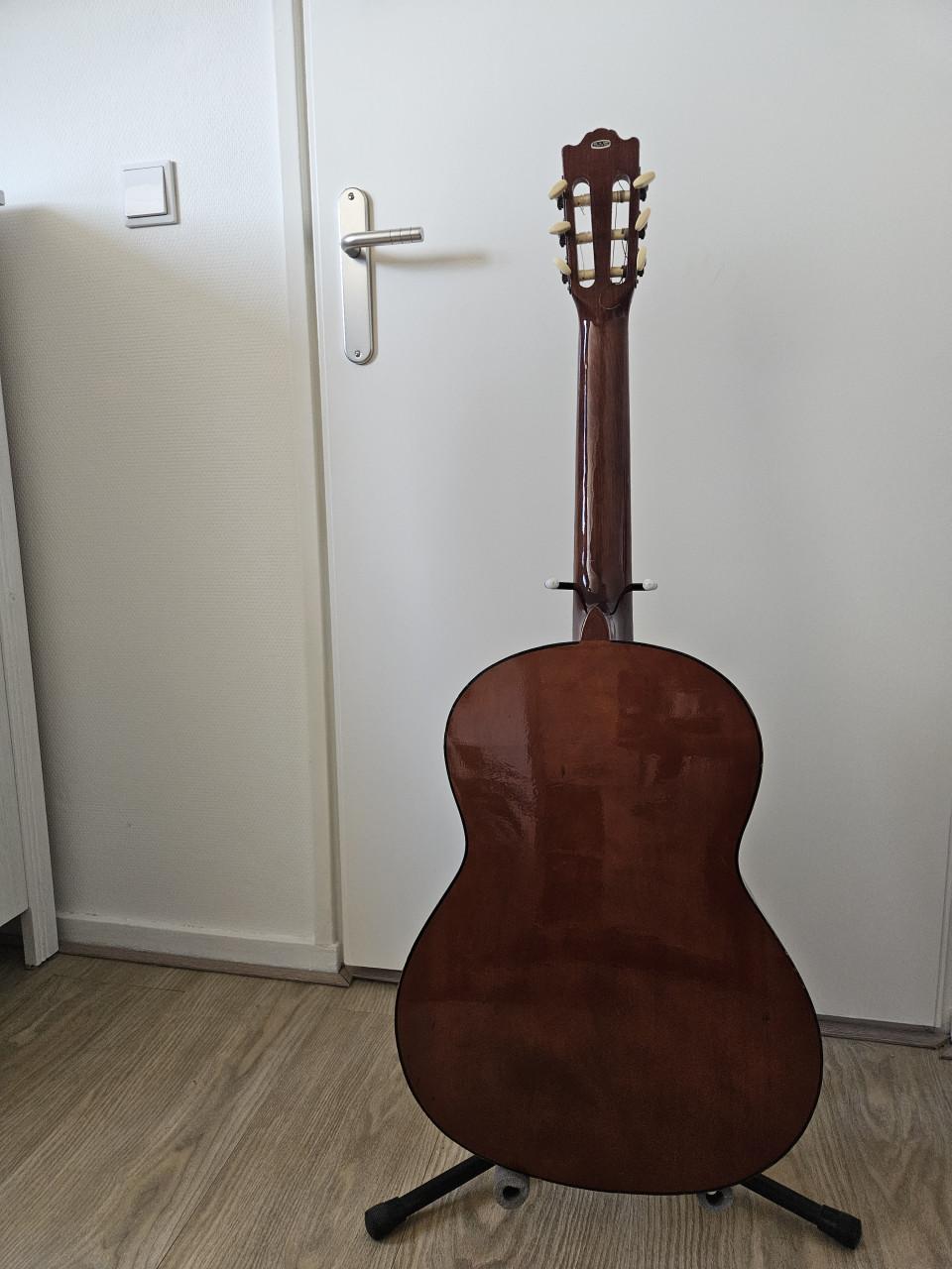 Santana akoestische gitaar (inclusief standaard)