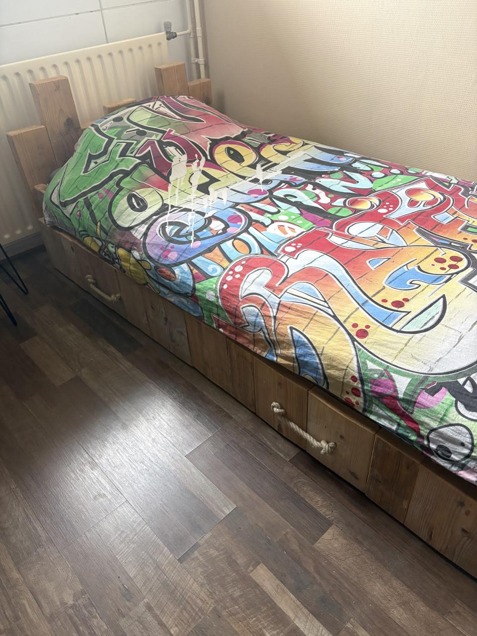 Eenpersoons bed steigerhout