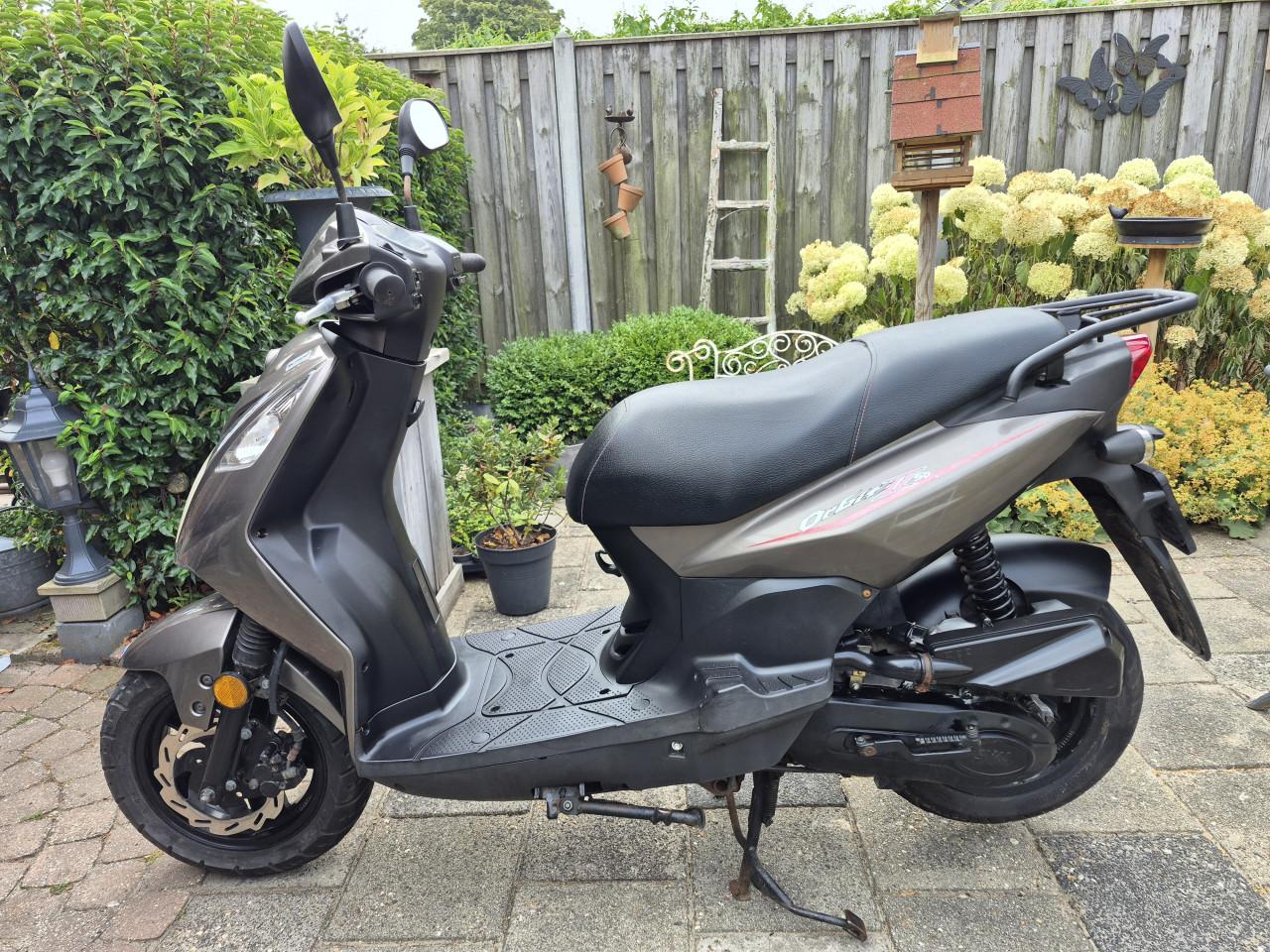 Een 4 takt Snorscooter Orbit 2