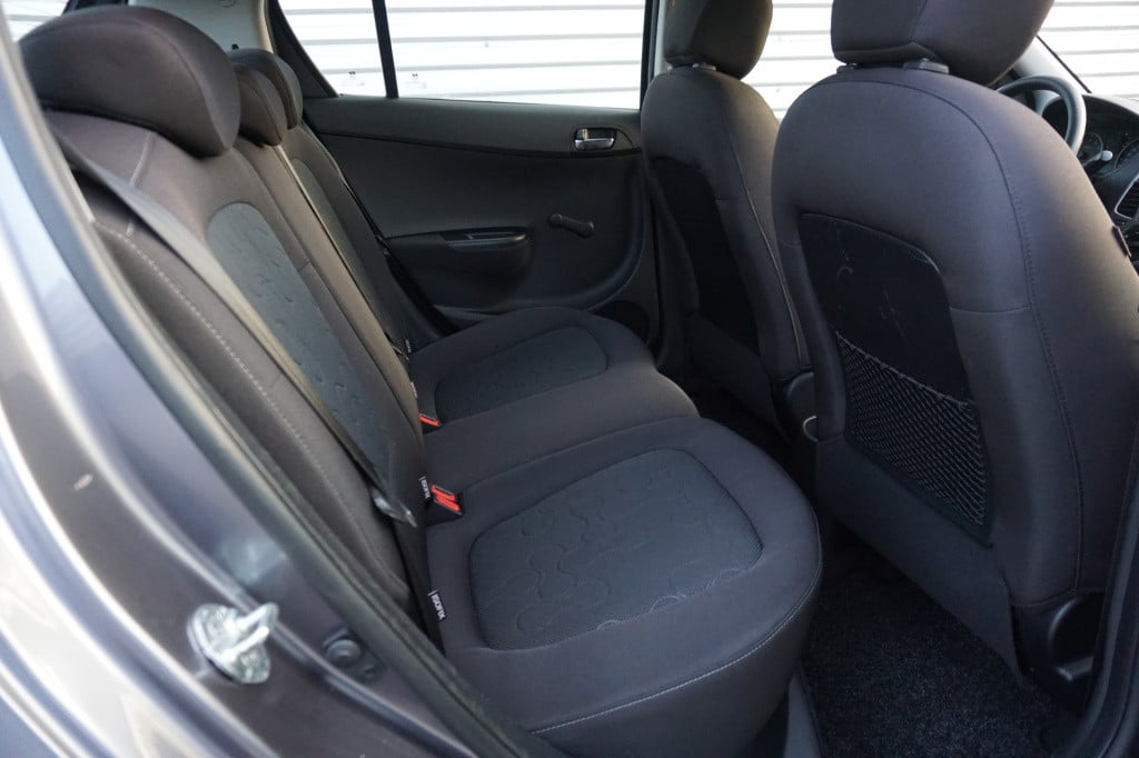 Hyundai I 20 1.2i dynamicversion airco / elektr. ramen / parkeers. / nap
