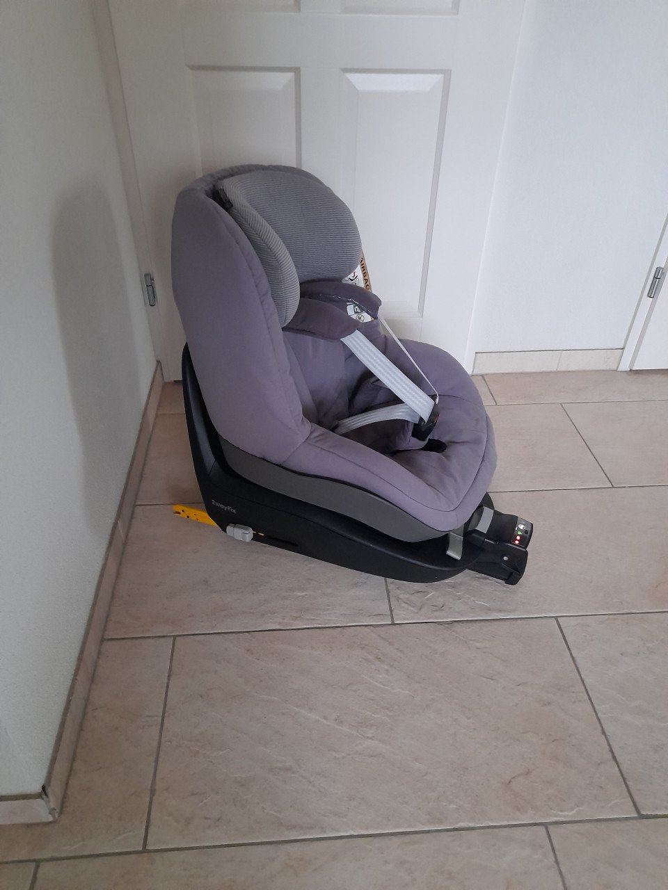 Maxi Cosi Pebble Plus + 2Way Pearl + Isofix base 2wayFix Complete set