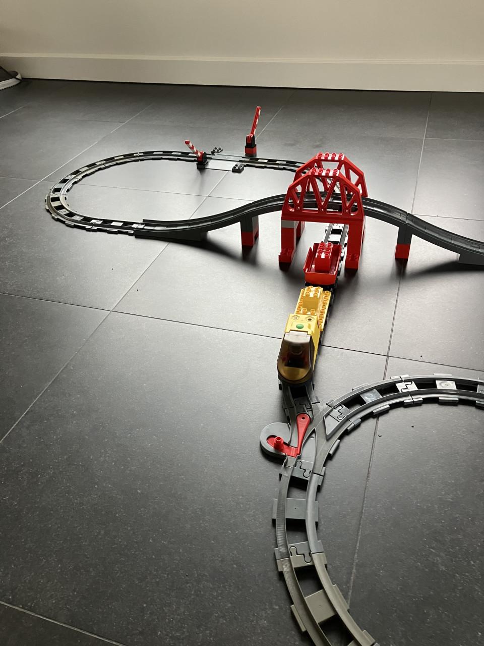 Duplo trein met spoorbrug en extra rails