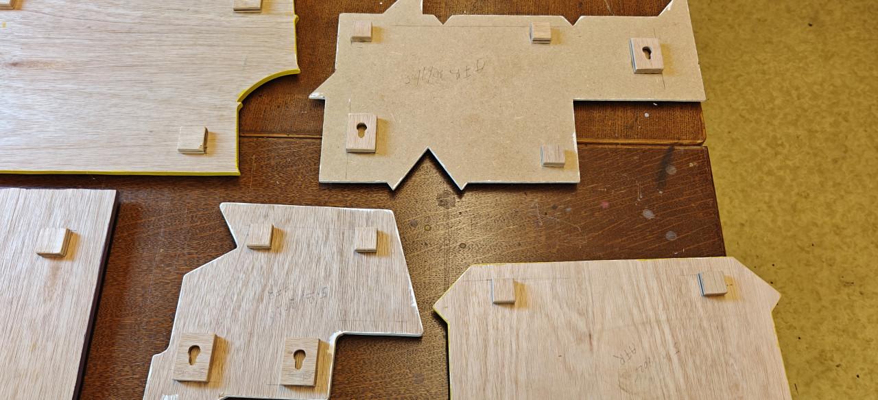 Fleur u Mancave op verschilde Logo’s  van Artiesten .