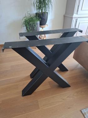 2 stalen X-poten voor onder eettafel