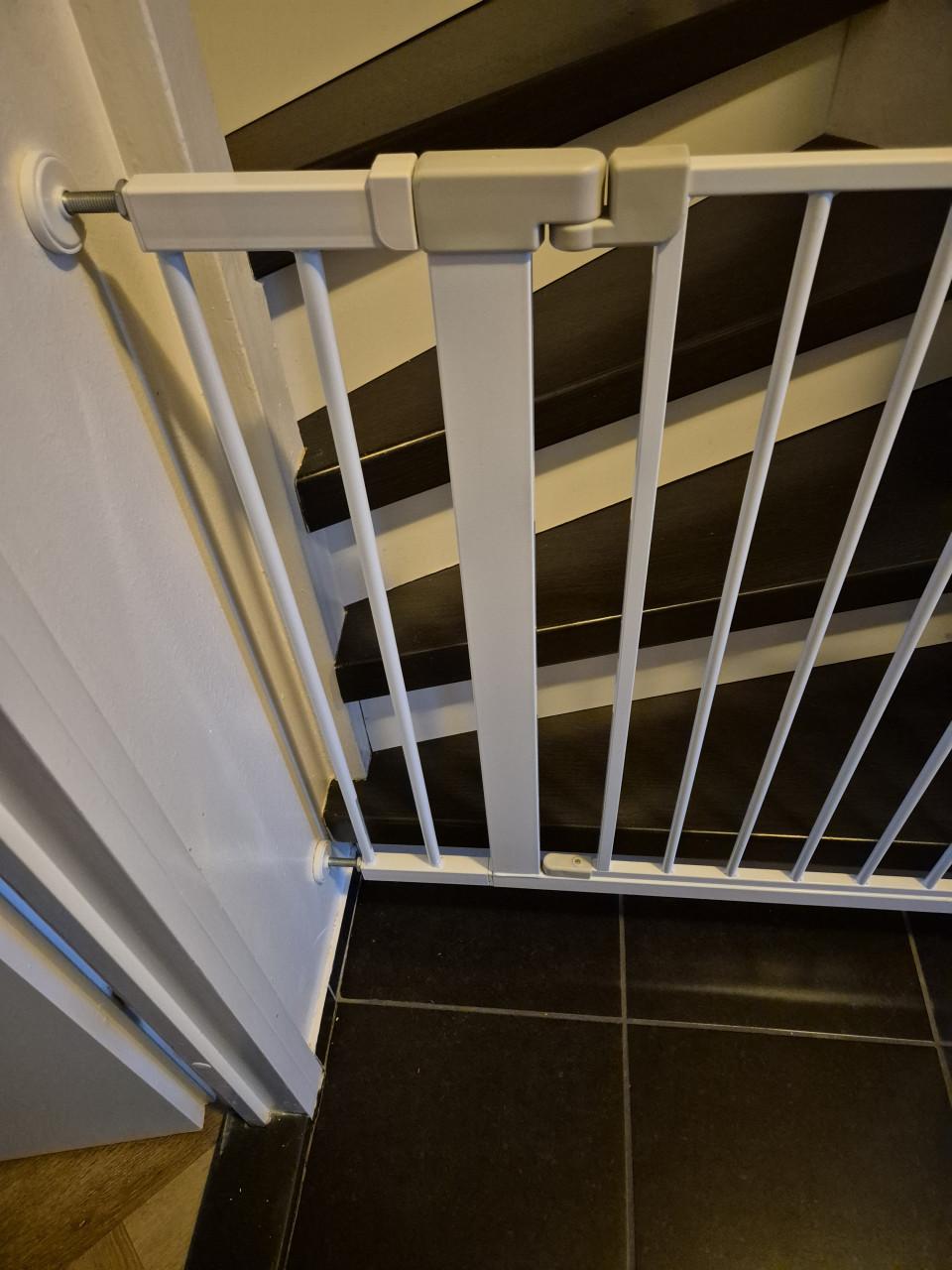 Wit staal traphekje.
