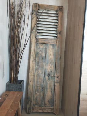 Decoratief brocante luik