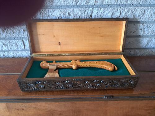 Ceremoniële houten Bijl houtgesneden met koper