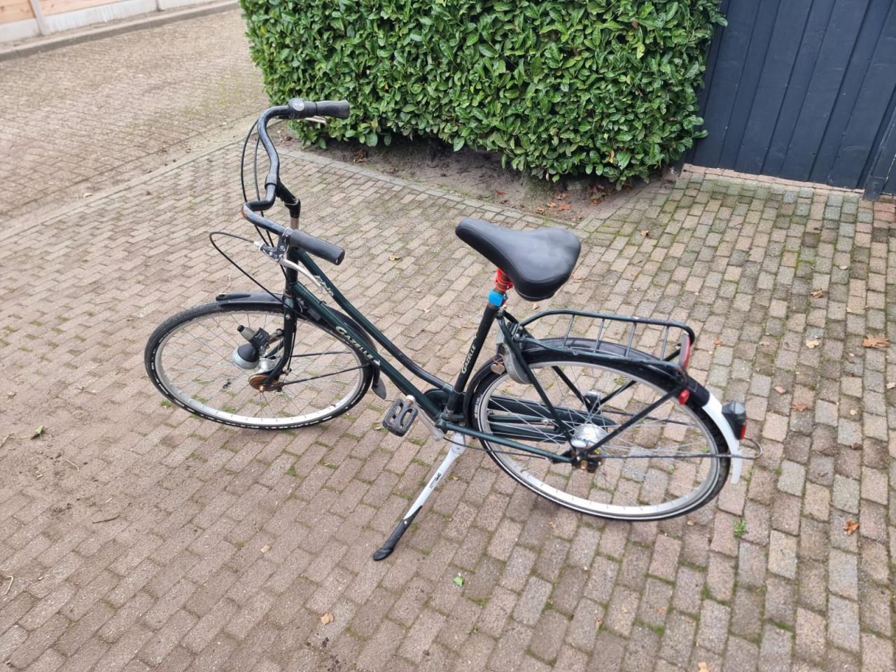 Dames studenten stationfiets