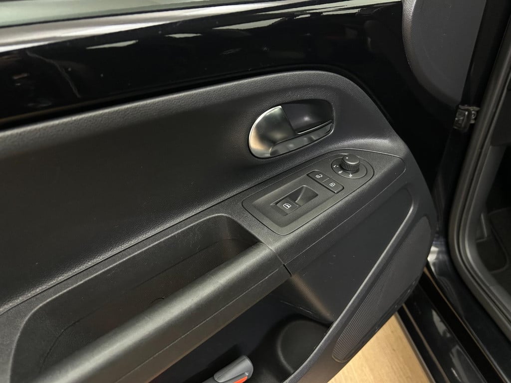 Volkswagen UP! occasion 1.0 high up! bluemotion | zwart | airco | aux | twe