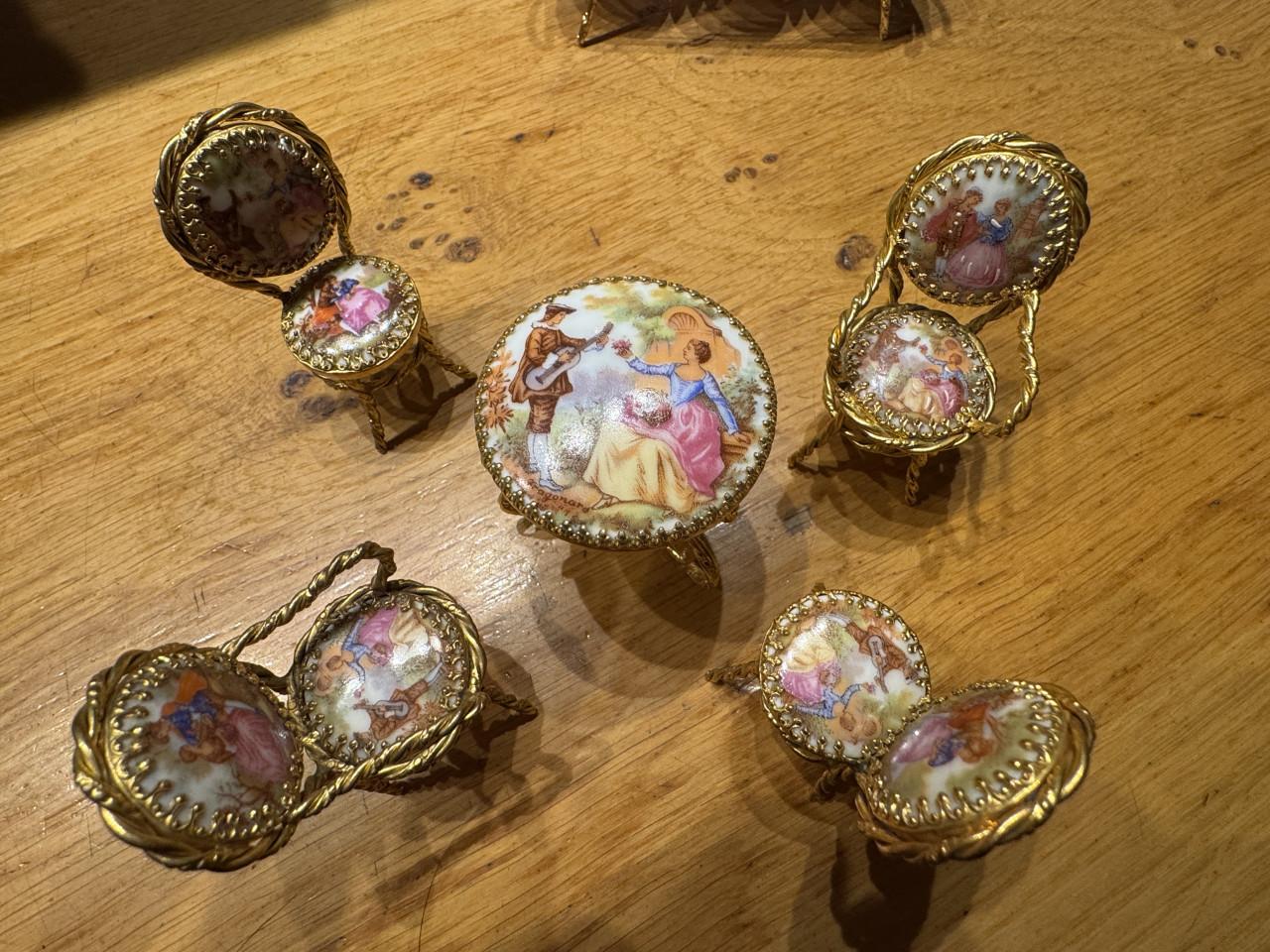 Minatuurtjes "Limoges" 4 stoeltjes 1 tafeltje en 1 bankje goud/porselein