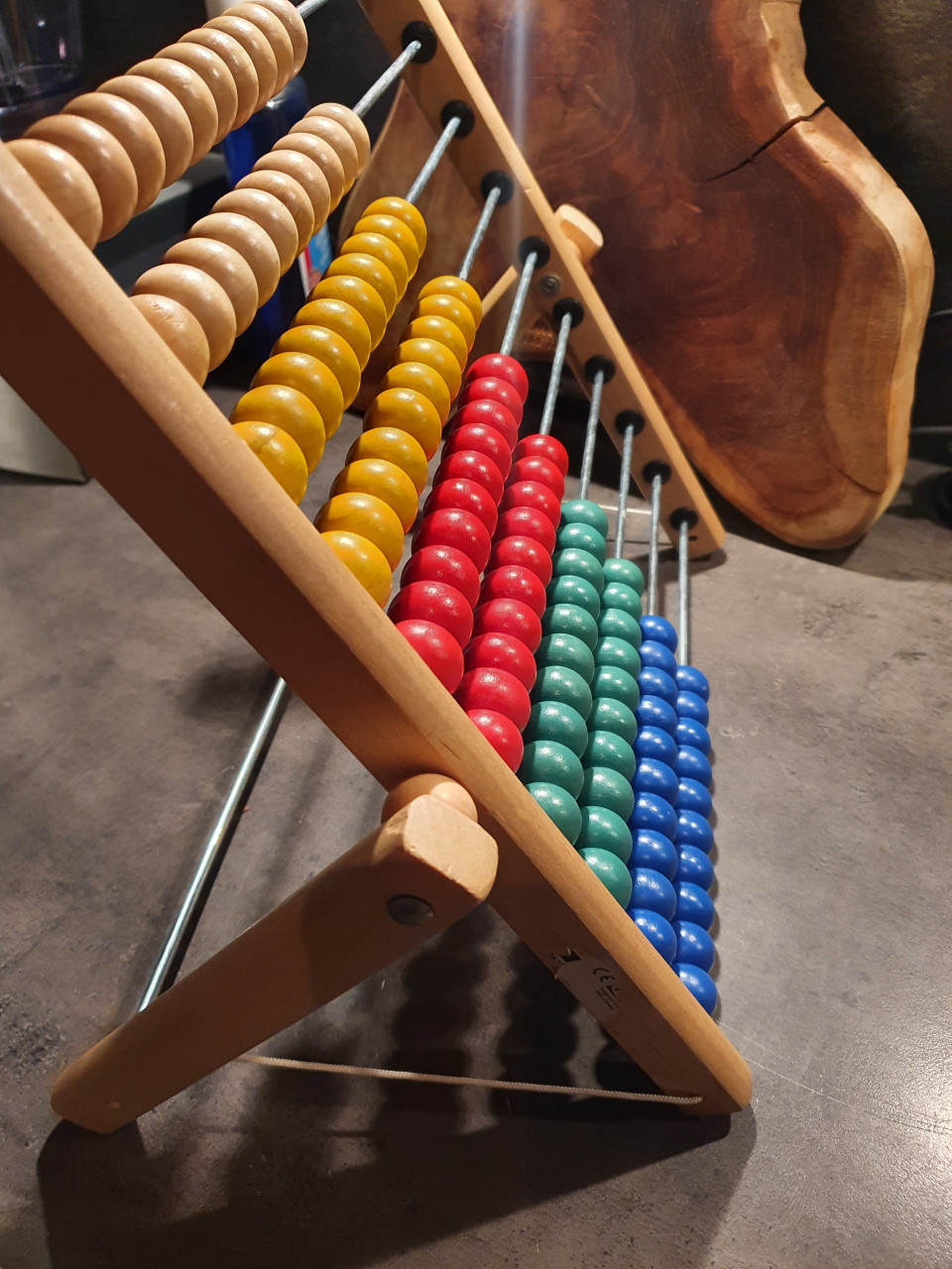 Leuke zgan grote houten telraam met 100 kralen, verschillende kleuren....