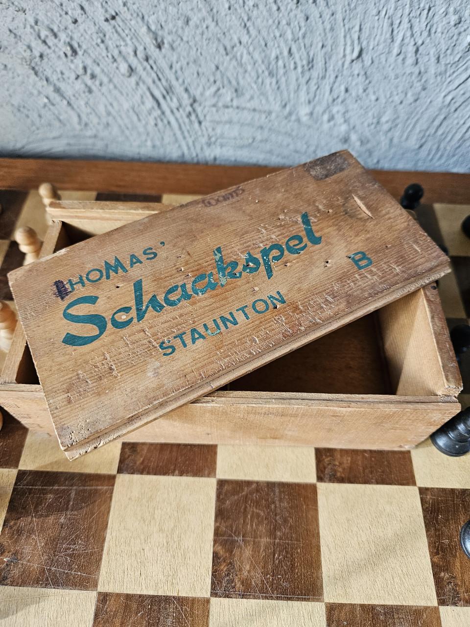 Vintage  Schaakspel homas staunton met houten bord