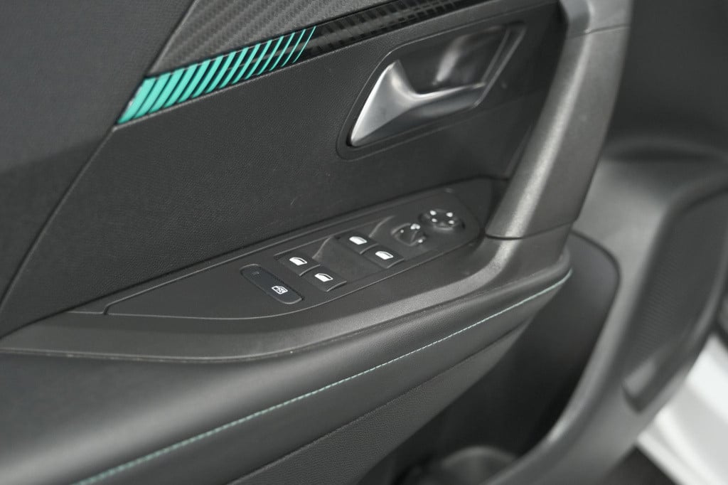 Peugeot 2008 puretech 130 eat8 allure | parkeersensoren | navigatie | apple