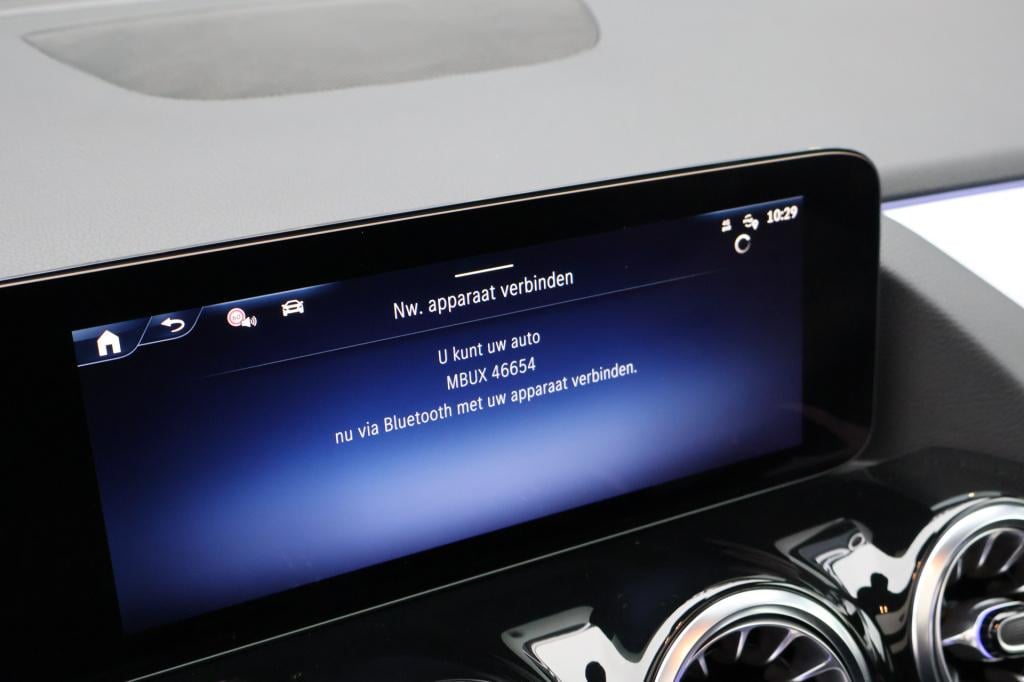 Mercedes-Benz Gla-klasse 180 amg line i 2025 i panorama dak i manufaktur al