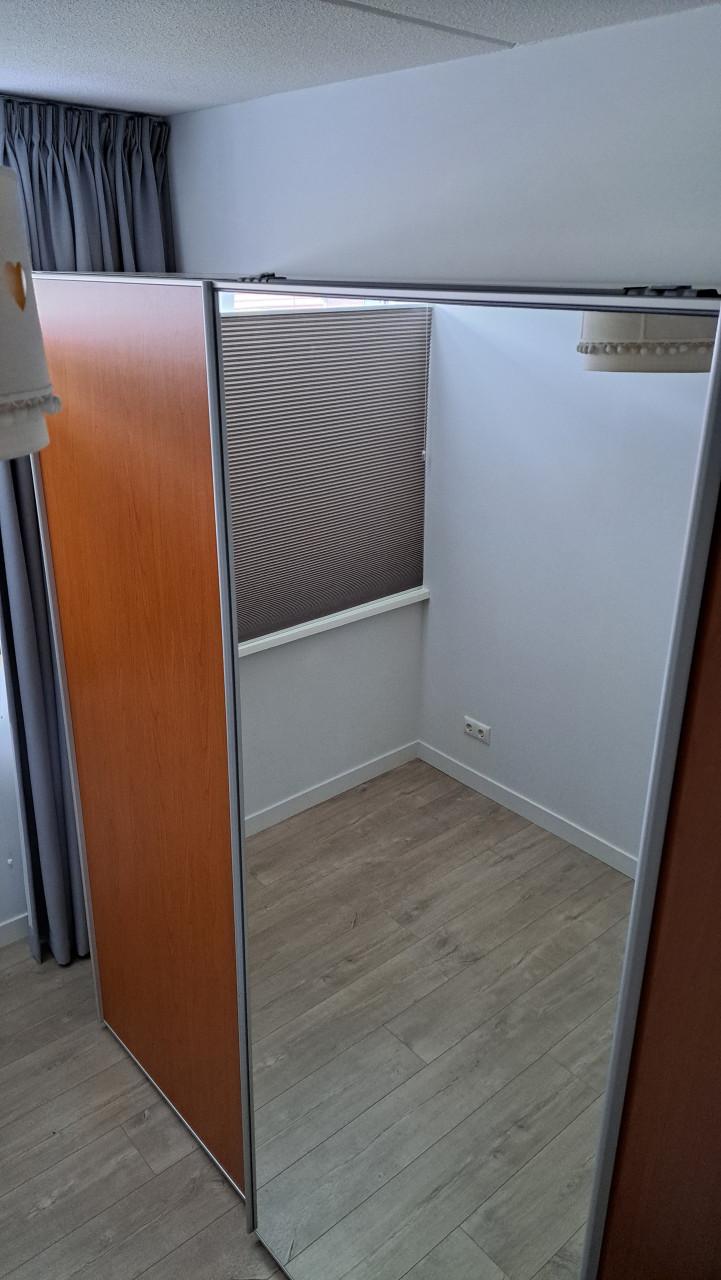 Grote kast met spiegel