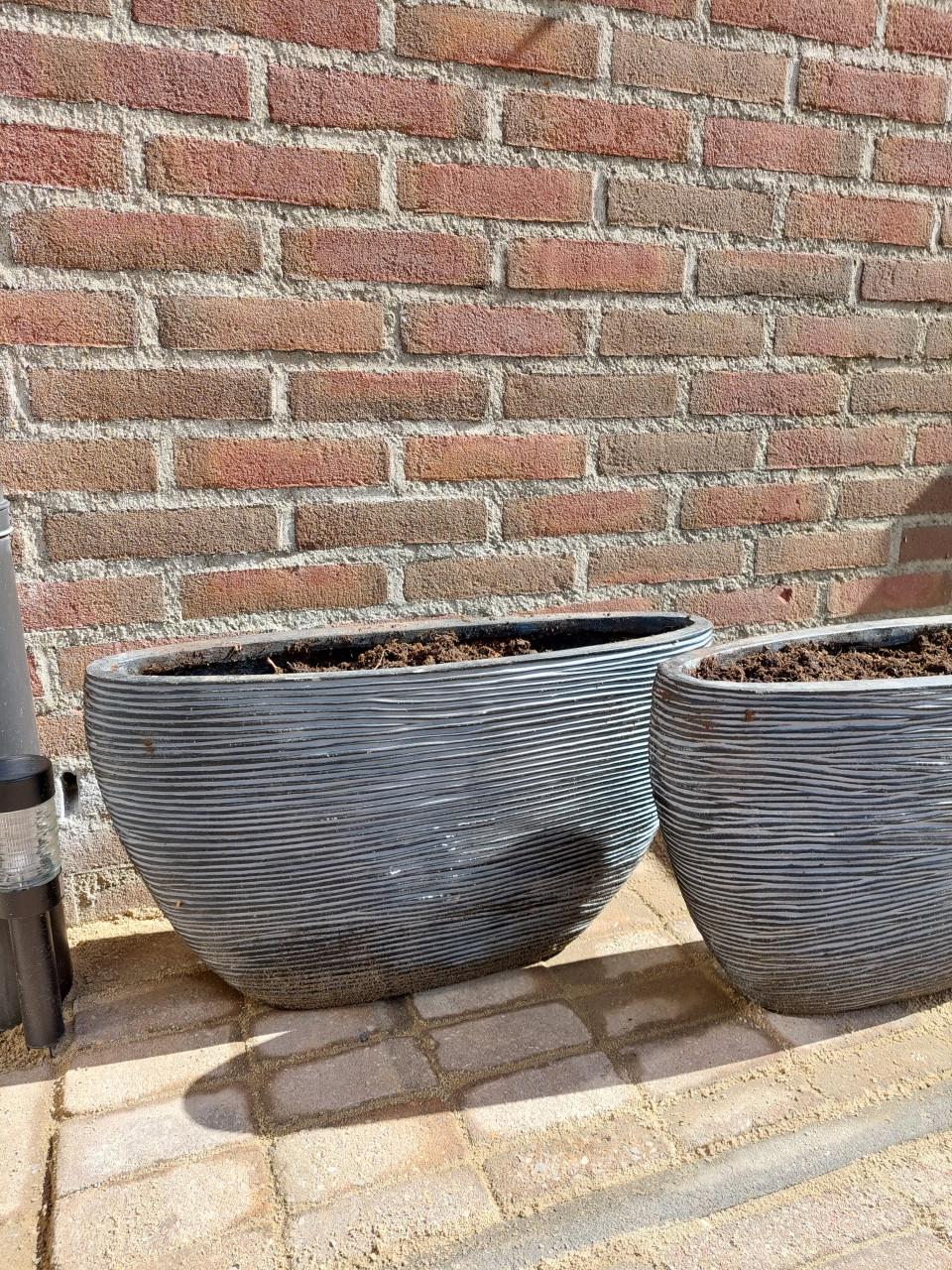 2 zwart/antraciet stenen plantenbakken in goede staat
