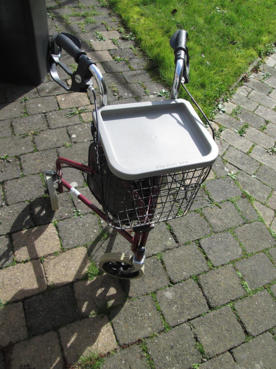 Compacte rollator met 3 wielen