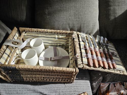 2 vintage picknickmanden met servies voor 2 en 4 personen