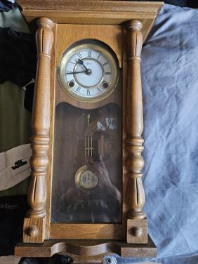 Antieke regulateur, wandklok met Slinger en sleutel