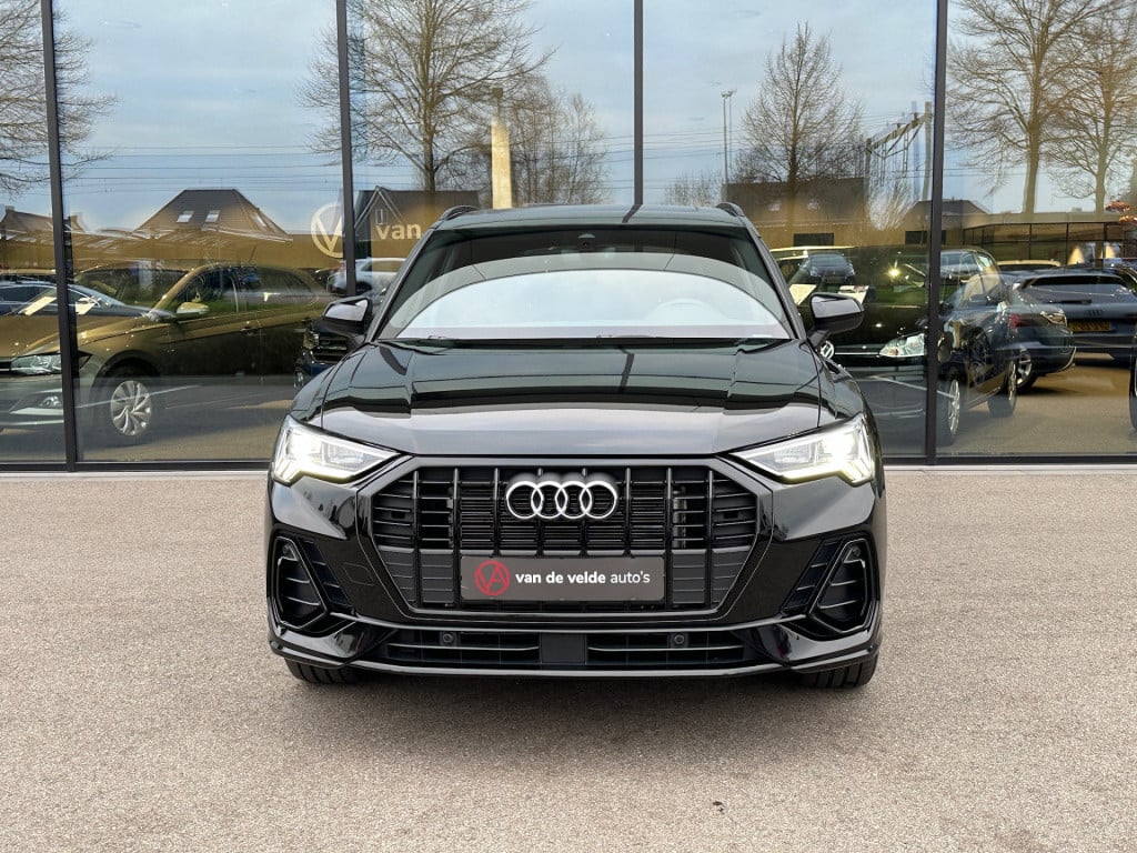 Audi Q3 35 tfsi s-line | panoramadak | zwart optiek | trekhaak | camera | e