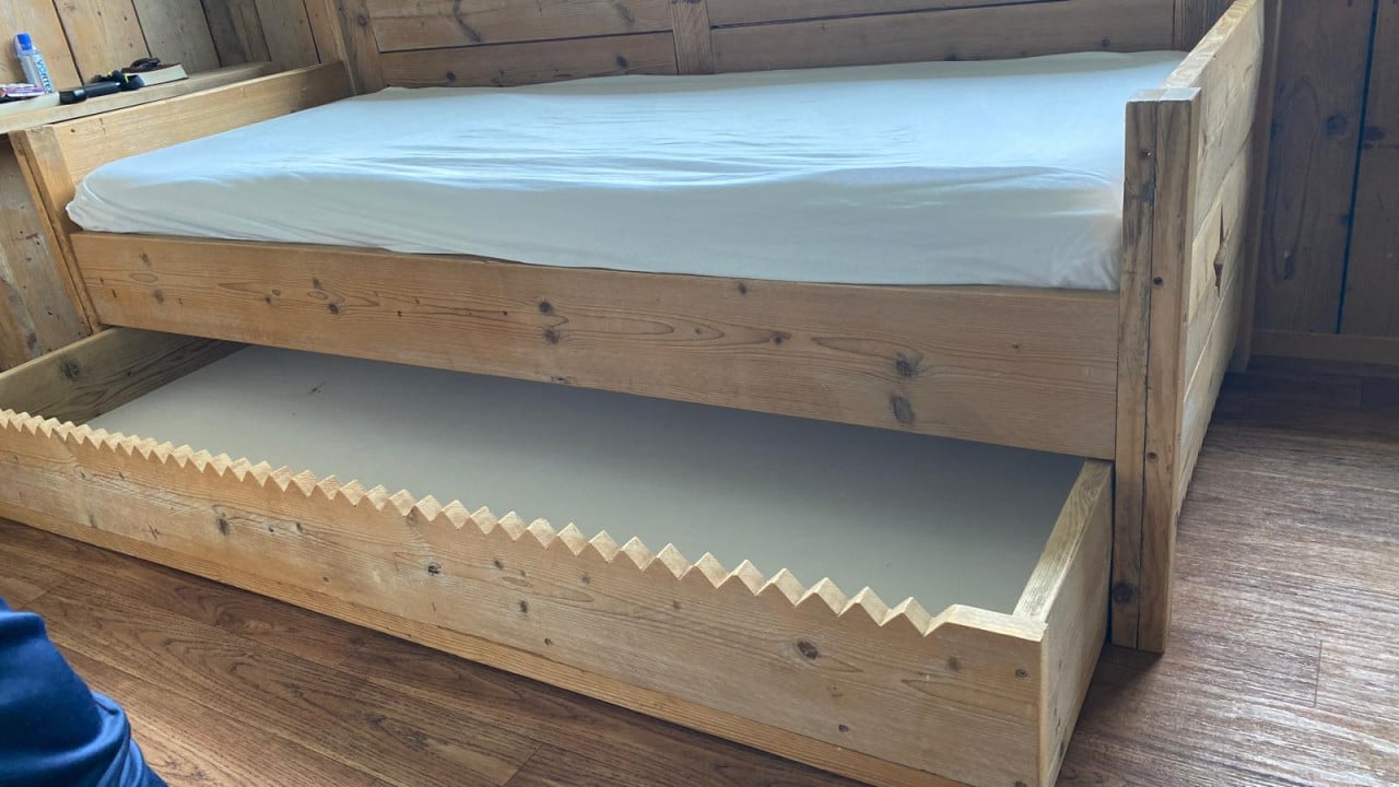 Steigerhouten bed