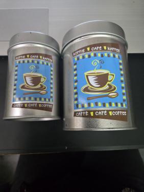 2 metalen voorraadblikken voor het bewaren van koffie