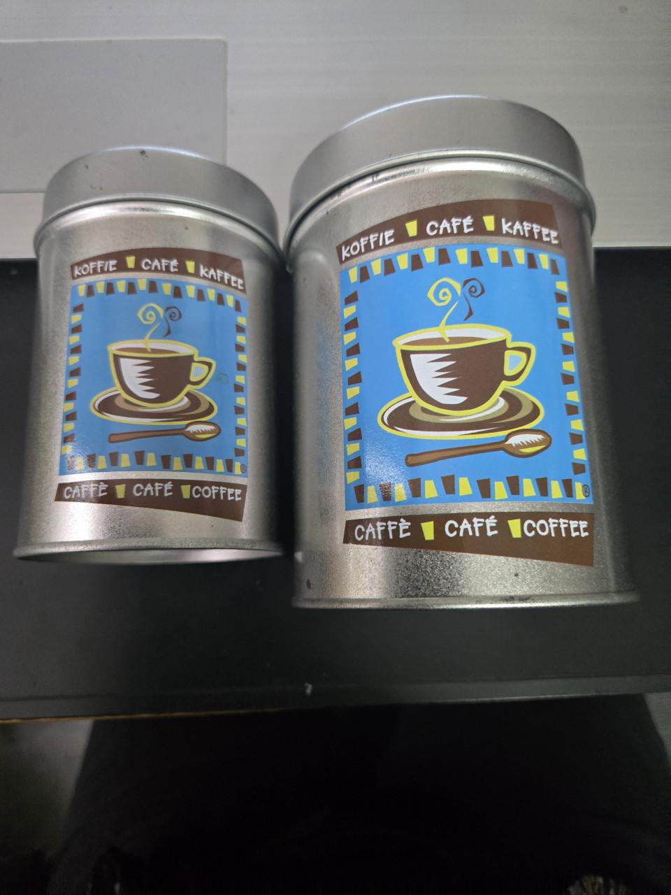2 metalen voorraadblikken voor het bewaren van koffie