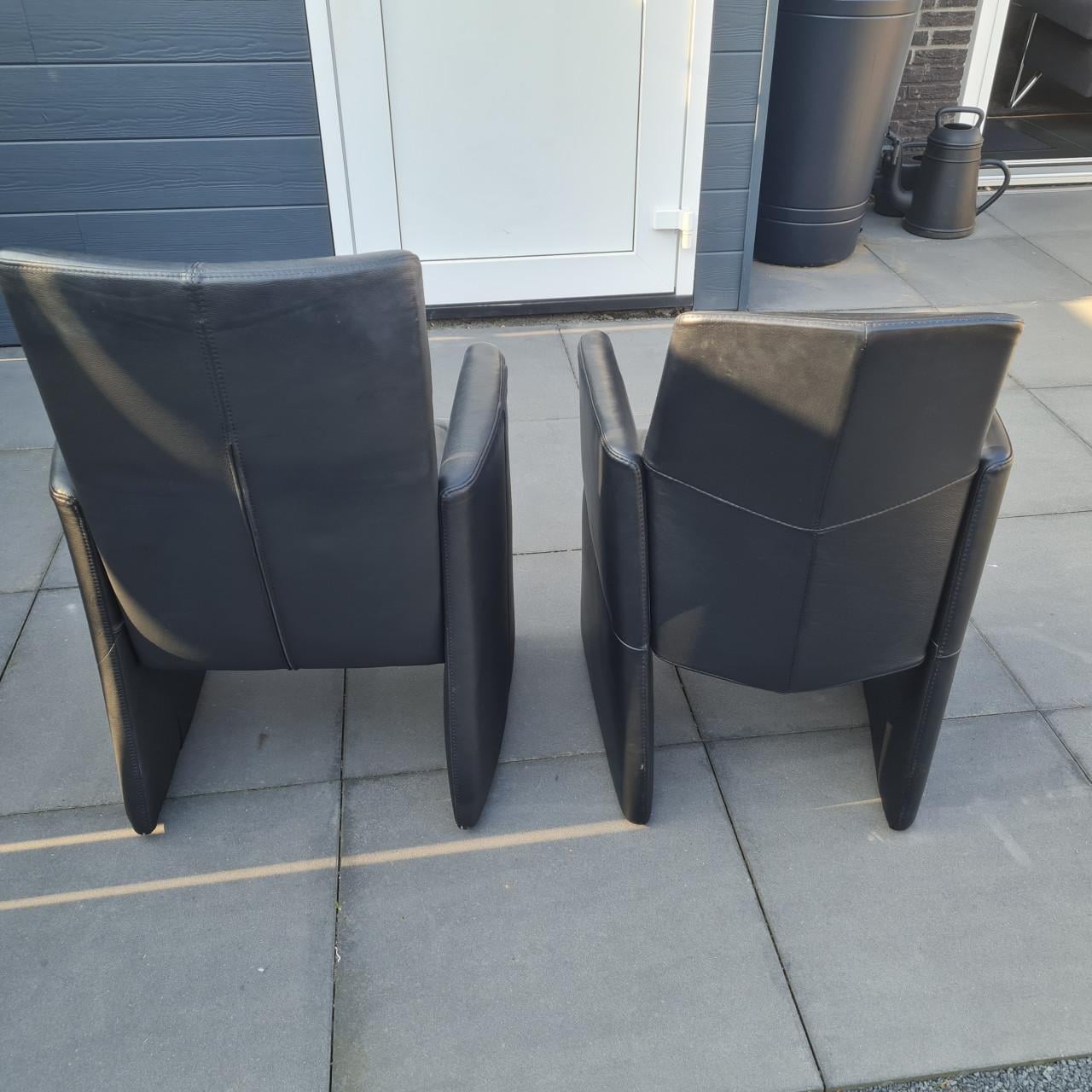 2 x zwarte leren fauteuiltjes