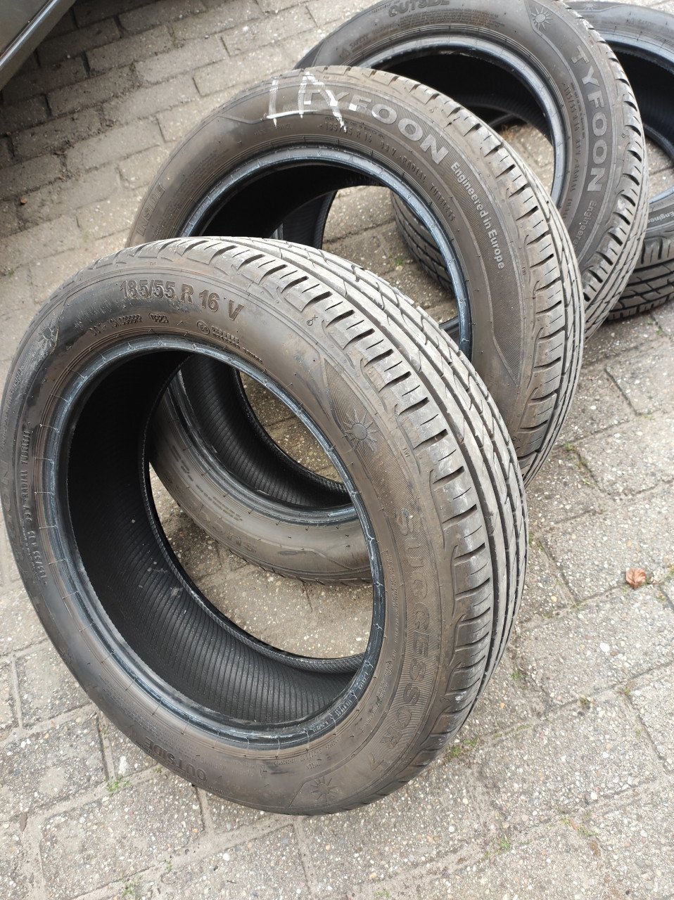 4 Zo goed als nieuwe Tyfoon zomerbanden 185/55 R16 V