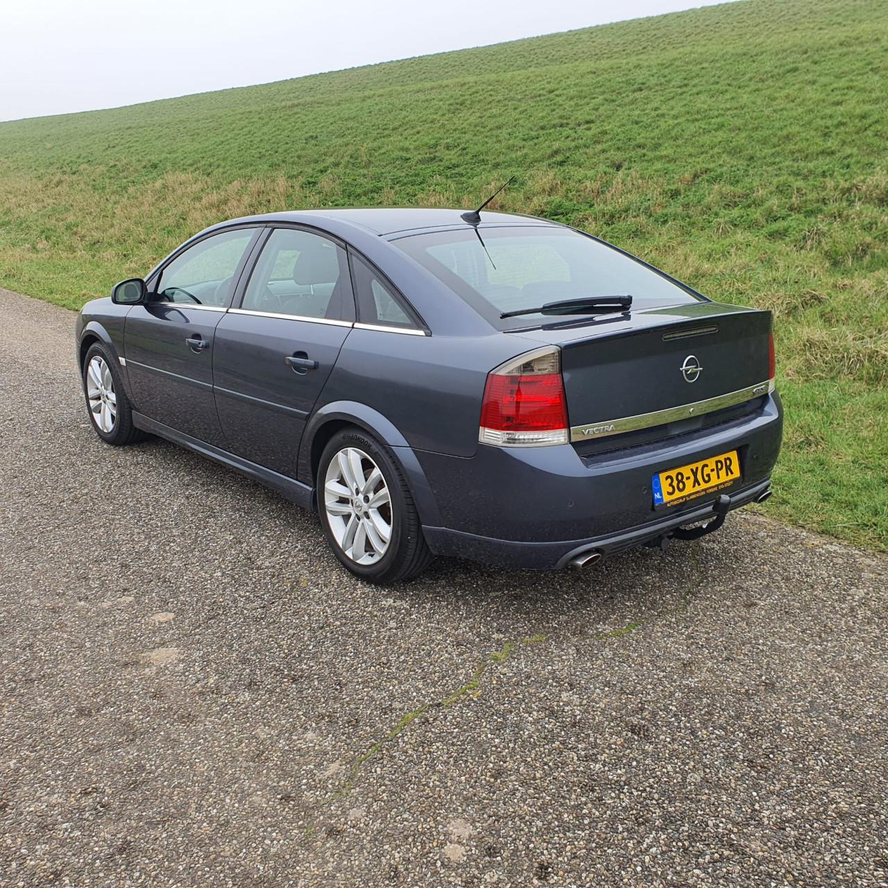 Opel Vectra GTS 2.2-16V Executive 6 bak
