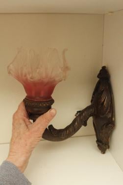 Antieke houten wandlamp, rose glazen kapje