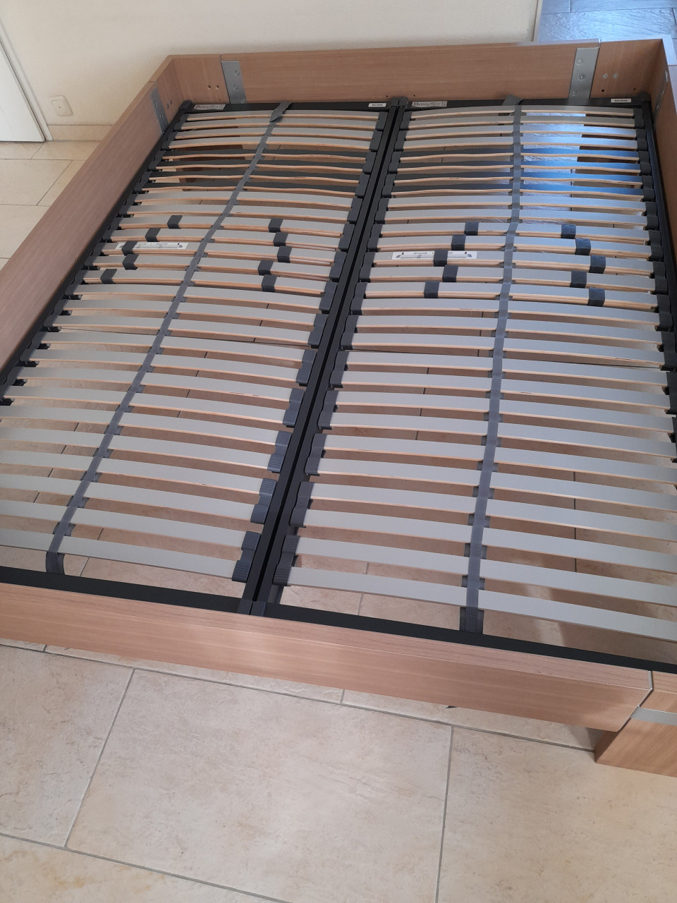 2 Persoons bed 160 x 200 met Bossflex lattenbodems (in goede nette staat )