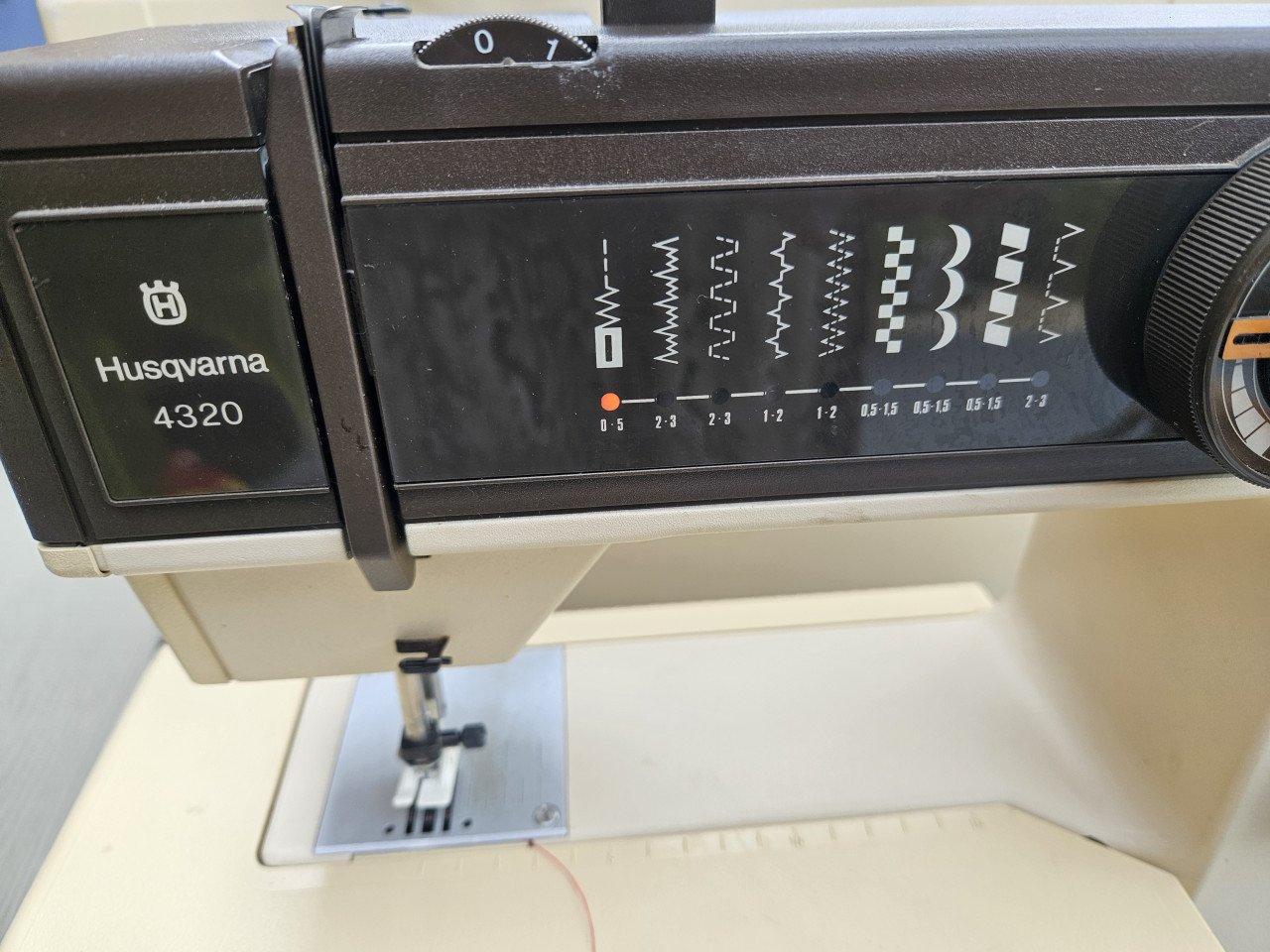 Mooie krachtige en werkende husqvarna 4320 naaimachine....