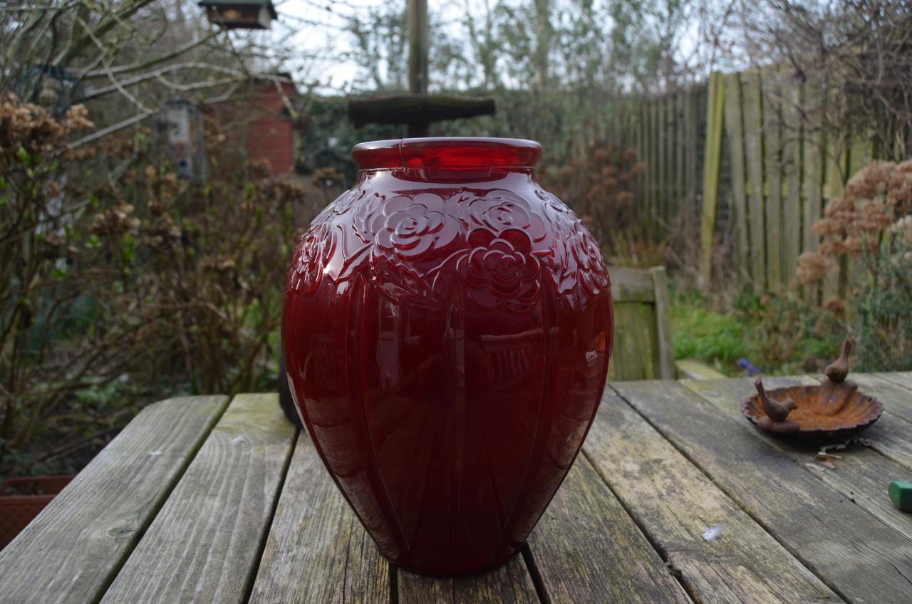 Fraaie grote rode glazen vaas Frans, Art Deco (?)
