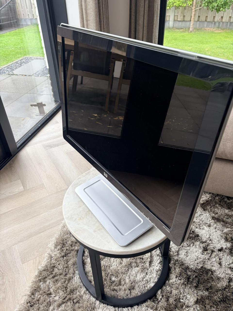 HP w2408 24 inch monitor – verstelbare voet – werkt goed