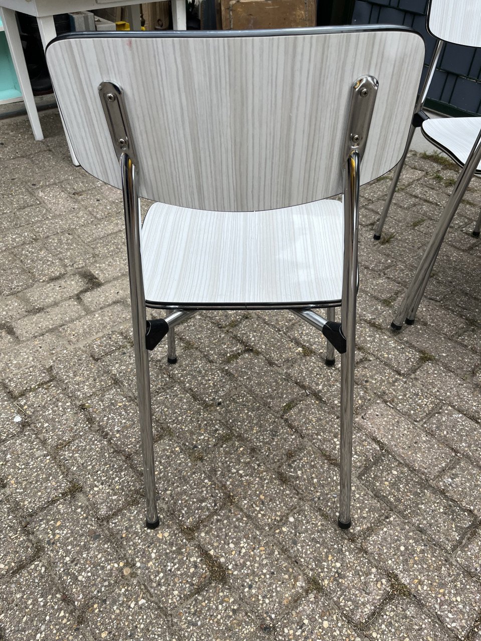 Tafel met 4 stoelen Formica en chromen poten