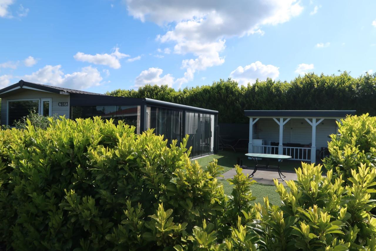 Chalet met serre te koop op ruime kavel Camping klein paradijs in Chaam