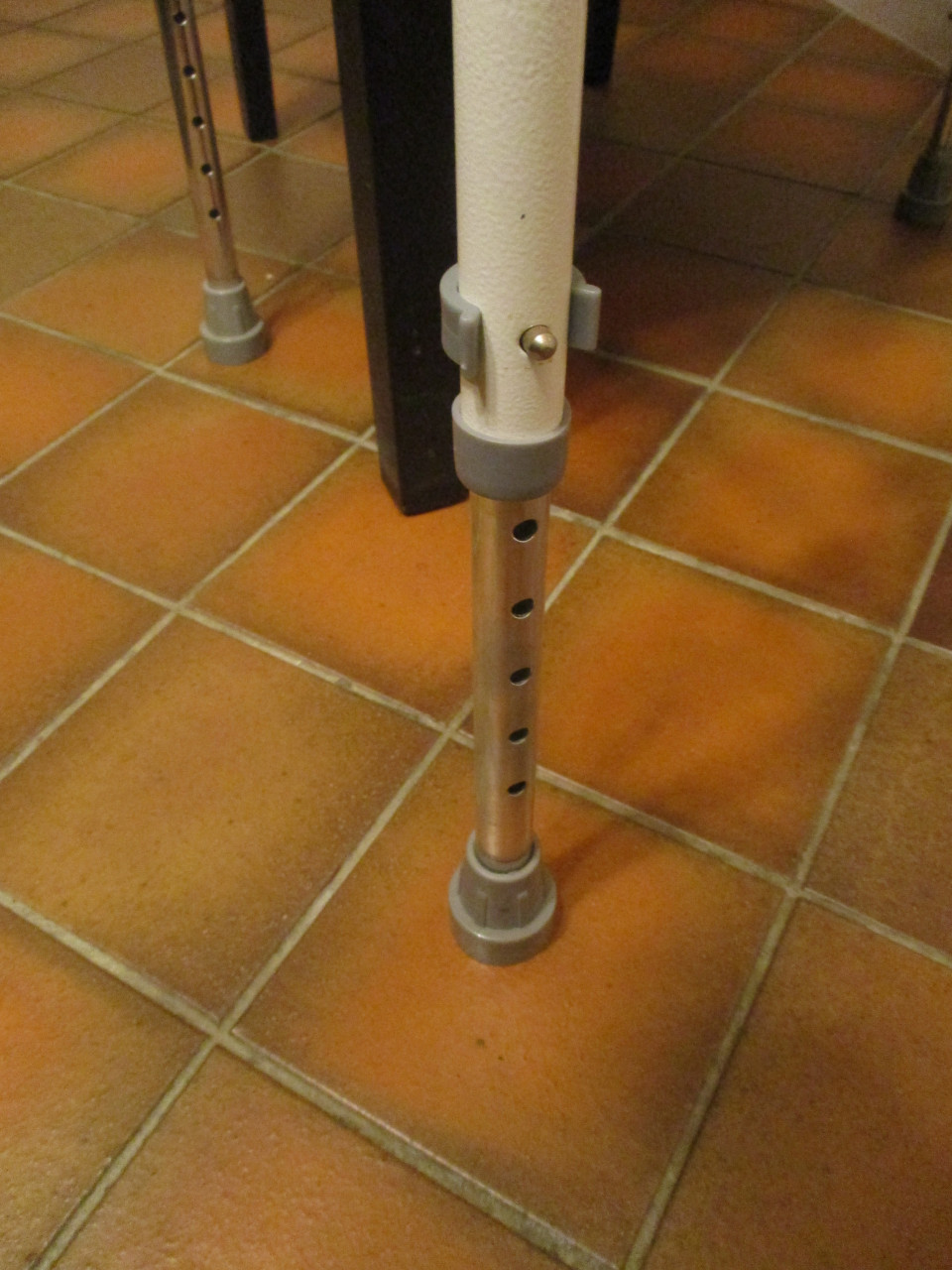 Te koop sta op rek voor toilet of stoel  (tevens looprek)