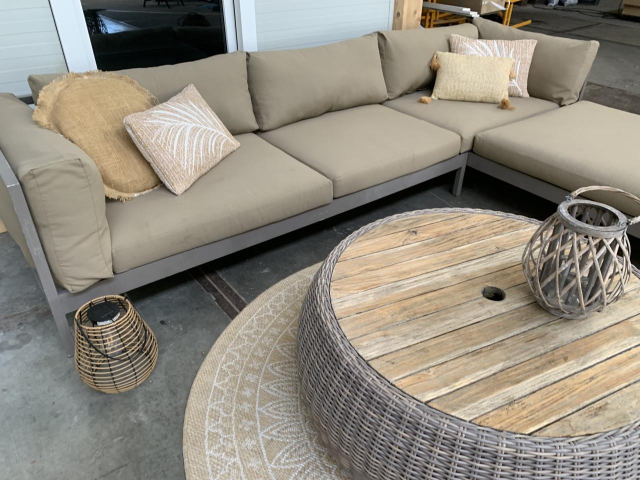 Loungeset met kussens en tafel.