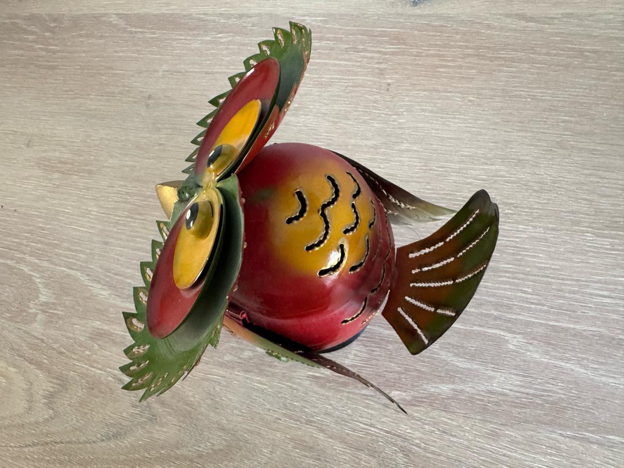 Handgemaakte, kleurrijke uil van gerecycled blik